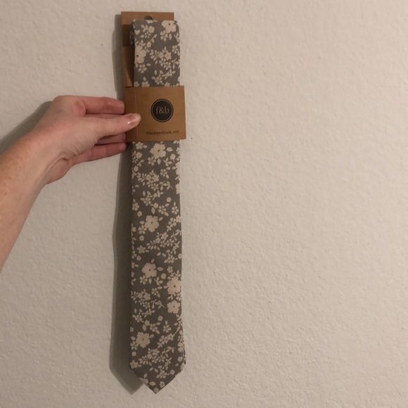 Frank & Buck Skinny Ties, Light Grey & Cream Floral Tie - Picture 3 of 7